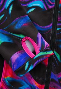 Farbige Sportbekleidung mit schwarzem Grundton und lebhaften abstrakten Mustern in Blau, Pink und Grün. Enthält ein pinkes Schlaufen-Detail am Bündchen.
