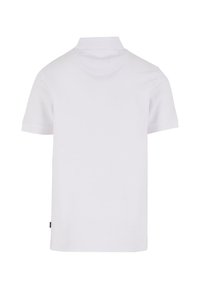 Polo shirt bianco corto mostrato dal retro con colletto piatto e un piccolo etichetta nera sul lato inferiore.
