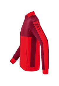 Veste rouge avec un design d'épaule en rouge foncé, manches longues, fermeture éclair complète et poches latérales. Texture lisse et style athlétique.
