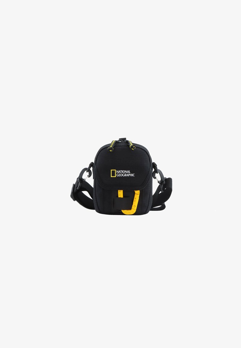 Kleine schwarze Kameratasche mit gelben Akzenten, verstellbarem Tragegurt, Reißverschluss und National Geographic-Logo auf der Vorderseite. Strukturierte Stoffoberfläche.