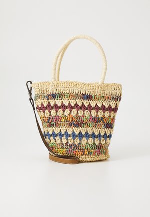 Vævet stroppetaske med en rund top, der har farverige, teksturerede striber i rød, blå, grøn og gul, samt en brun aftagelig rem.