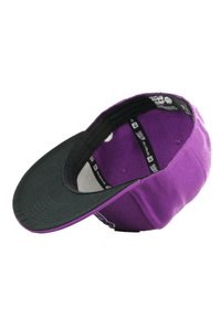 Violet-hatt med svart skärm, med en texturerad yta. Inuti finns ett mönstrat foder och en justerbar rem.