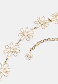 Bracelet enchaîné en ton or avec des fleurs en plein air, alternant avec de petits maillons, et un seul charme de marguerite à la fin.