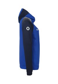 Felpa blu con maniche a contrasto blu navy scuro, caratterizzata da un motivo triangolare sulla spalla, logo sul braccio e tasche frontali.