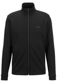 Giacca nera con zip realizzata in materiale morbido, con colletto alto, tasche laterali e un logo discreto sul lato sinistro del petto.