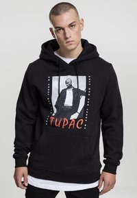 Sudadera negra con un gráfico frontal que presenta una imagen en blanco y negro y el texto rojo "TUPAC". El material es algodón, con un bolsillo frontal y capucha con cordón.