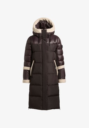 Pikk, tumedat pruunist polsterdatud mantel beeži kunstkarvase kapuutsi ja mansettidega, küljetaskutega, luku sulgemisega ja horisontaalse tikandimustriga.