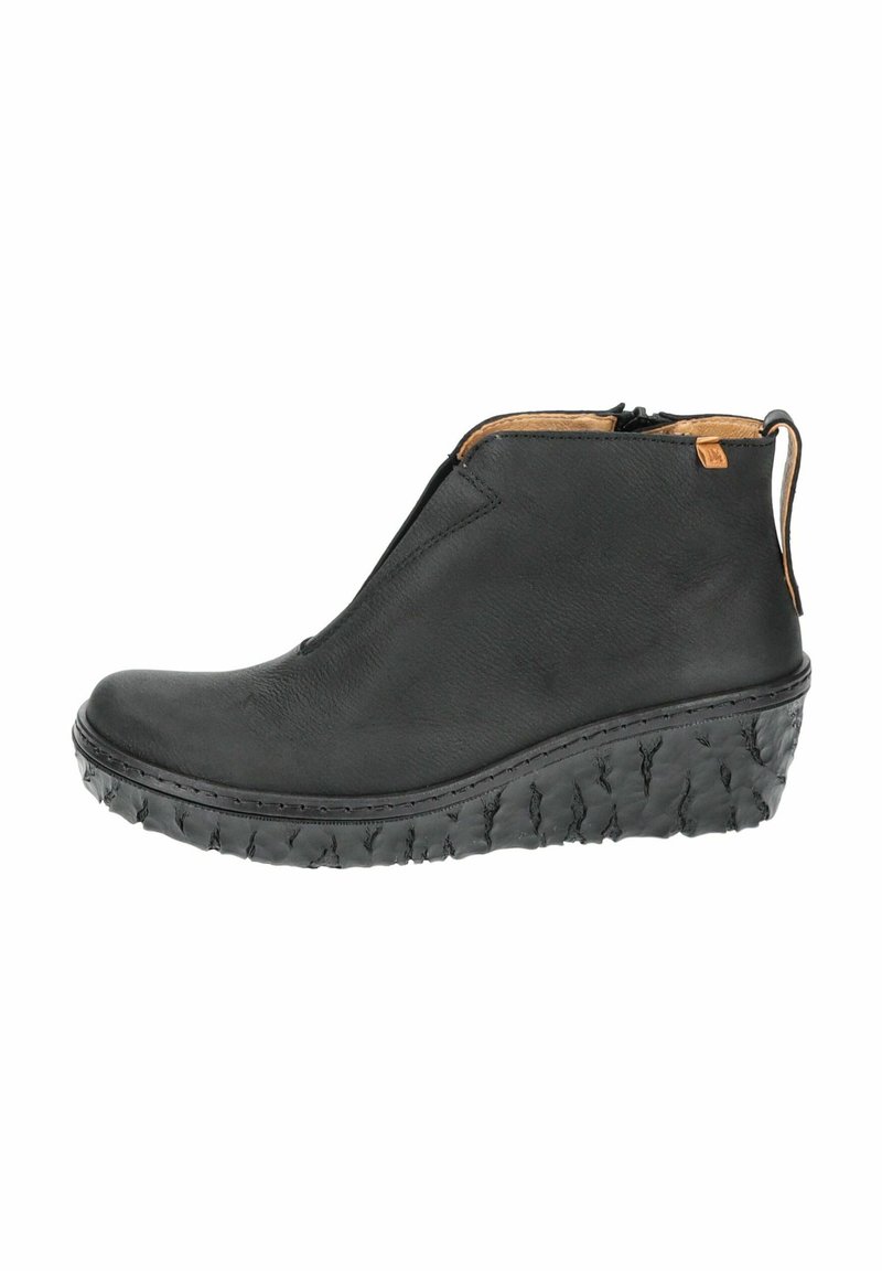 Černé kožené kotníkové boty s vroubkovanou wedge podrážkou, s bočním zipem a hnědým akcentem na patě. Hladký povrch, moderní design.