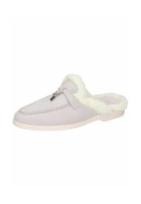 Scarpe slip-on grigio chiaro con una morbida foderatura bianca, dettagli cuciti e un piccolo accento metallico nella parte anteriore. Materiale in suede morbido.