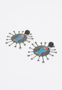 Pendientes de plata en forma de virus, con diseños de peces azules y rojos. La textura es lisa, con picos salientes y tachuelas redondas.