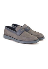 Baskets slip-on en suède gris avec une sangle texturée grise et une semelle en caoutchouc grise. Présentent une finition lisse et une forme de bout arrondi.