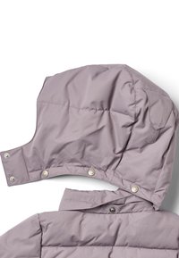 Polstret hætte i lyst lilla stof med knaplukninger og en tekstureret overflade samt en sidelukning til fastgørelse.