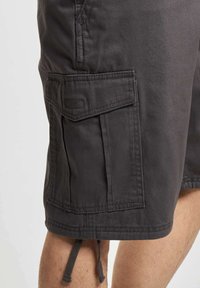 Dunkelgraue Cargo-Shorts aus Stoff mit sichtbarer Textur, ausgestattet mit einer Seitentasche, gesteppten Details und verstellbaren Kordelzügen am Saum.