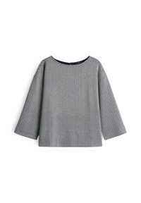 Pull en maille texturée gris et noir à manches longues avec un col rond et des épaules légèrement tombantes, posé à plat sur un fond blanc.