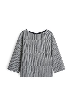 Maglione grigio e nero a maniche lunghe con scollatura rotonda e spalle leggermente scese, adagiato su uno sfondo bianco.