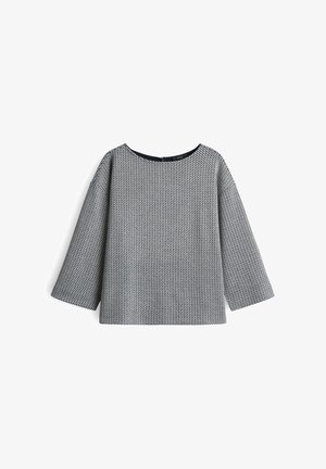 Grijze en zwarte gebreide trui met lange mouwen, een ronde hals en lichtjes verlaagde schouders, plat gelegd op een witte achtergrond.