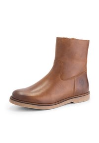 Bruine leren enkelboot met een gladde afwerking, ronde neus, subtiele stiksels en een merkaanduiding aan de zijkant; heeft een beige rubberen zool.