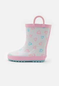 Botte de pluie en caoutchouc blanche avec des motifs de cœurs roses et bleus, bord rose et semelle bleue. Équipée d'une poignée pour un enfilage facile.