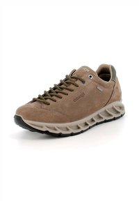 Sneaker in suede color tan con lacci e dettagli verde oliva, tessuto texturizzato, punta rotonda e suola imbottita con un motivo a onde.