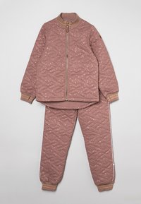 Gequilte twee-delige set in stofroze met een geometrisch patroon. Beschikt over een zip-up jack en bijpassende broeken met geribbelde manchetten en witte zijstrepen.