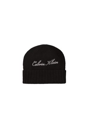 Czarna dziana czapka z podwiniętym mankietem, z białym haftowanym logo "Calvin Klein" na środku z przodu.
