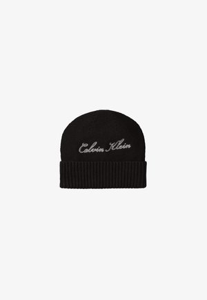 Czarna dziana czapka z podwiniętym mankietem, z białym haftowanym logo "Calvin Klein" na środku z przodu.