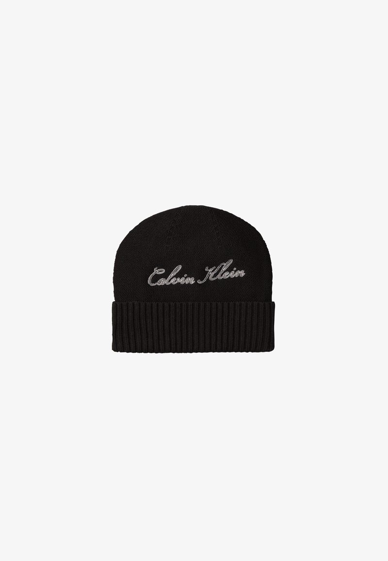 Bonnet en maille noire avec revers plié présentant le logo brodé "Calvin Klein" blanc au centre devant.