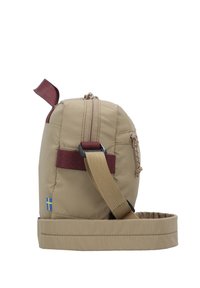 Borsa di tessuto color sabbia con una forma arrotondata, dotata di una tracolla color borgogna, una zip laterale e un design di bandiera blu e gialla alla base.