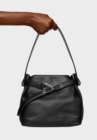 Czarna skórzana torba typu bucket z pojedynczym regulowanym paskiem, charakteryzująca się unikalnym designem crossbody i srebrnymi dodatkami. Gładka faktura.