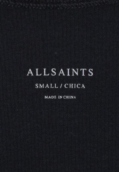 Étiquette de vêtement sur tissu noir avec texte blanc indiquant AllSaints, taille Small/Chica, fabriqué en Chine.