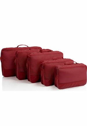 Cinque cubi da imballaggio rossi in dimensioni graduate, disposti in fila dal più grande al più piccolo su sfondo bianco.