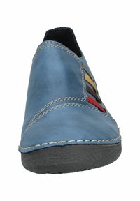 Chaussure en cuir bleu avec des rayures multicolores (jaune, rouge, marine) sur les côtés, couture contrastante, bout arrondi et semelle en caoutchouc noir texturé.