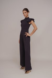 Tuta navy con spalle arricciate, collo alto e gambe larghe. Presenta dettagli plissettati e tacchi a punta dorati lucidi.