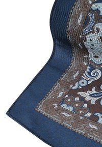 Dekoracyjna tkanina z misternymi wzorami paisley i kwiatowymi w odcieniach niebieskiego i brązowego, ozdobiona kontrastowym brzegiem.