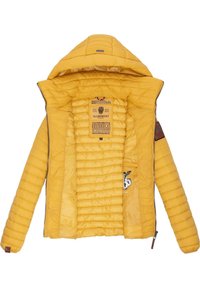 Veste matelassée jaune à capuche avec fermeture éclair avant ouverte, montrant l'étiquette intérieure et un petit motif brodé côté intérieur gauche.