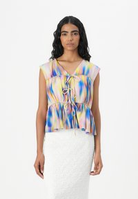 Bunte, leichte V-Ausschnitt-Bluse mit kurzen Ärmeln, die eine Kordelzugfront und einen Peplum-Saum aufweist, in den Farbtönen Rosa, Blau und Gelb.