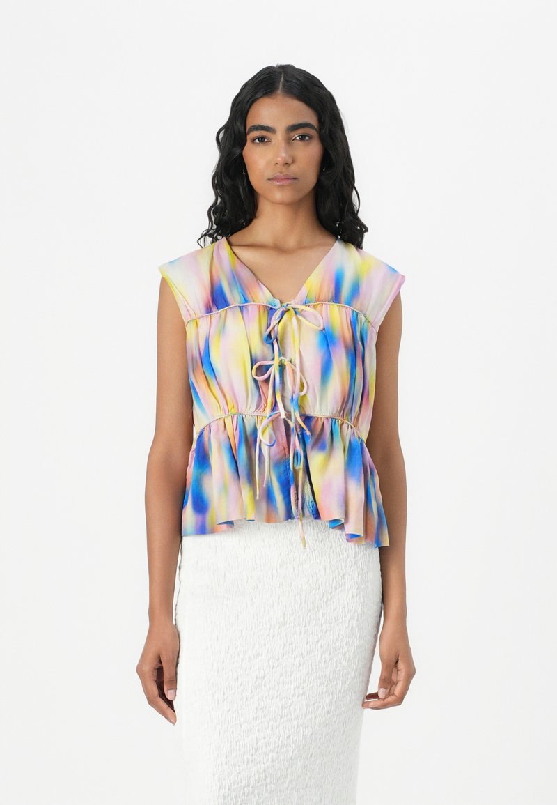 Bunte, leichte V-Ausschnitt-Bluse mit kurzen Ärmeln, die eine Kordelzugfront und einen Peplum-Saum aufweist, in den Farbtönen Rosa, Blau und Gelb.