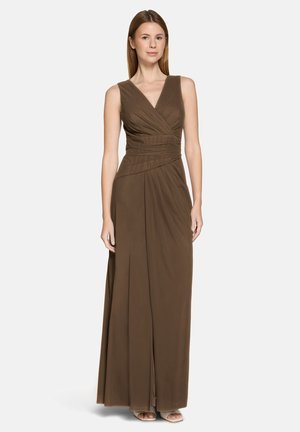 Braunes, ärmelloses Maxikleid mit tiefem V-Ausschnitt, gedrehtem Oberteil und drapiertem Rock. Weicher Stoff, glatte Textur und bodenlanges Design.