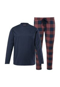 Camisa de manga larga azul marino con cuello redondo y pequeño logo, combinada con pantalones de pijama a cuadros burdeos y azul marino con cintura elástica.
