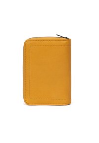 Geel leren portemonnee met een ritssluiting, rechthoekige vorm en zichtbare stiksels op de randen, met een gladde textuur en een minimalistisch ontwerp.