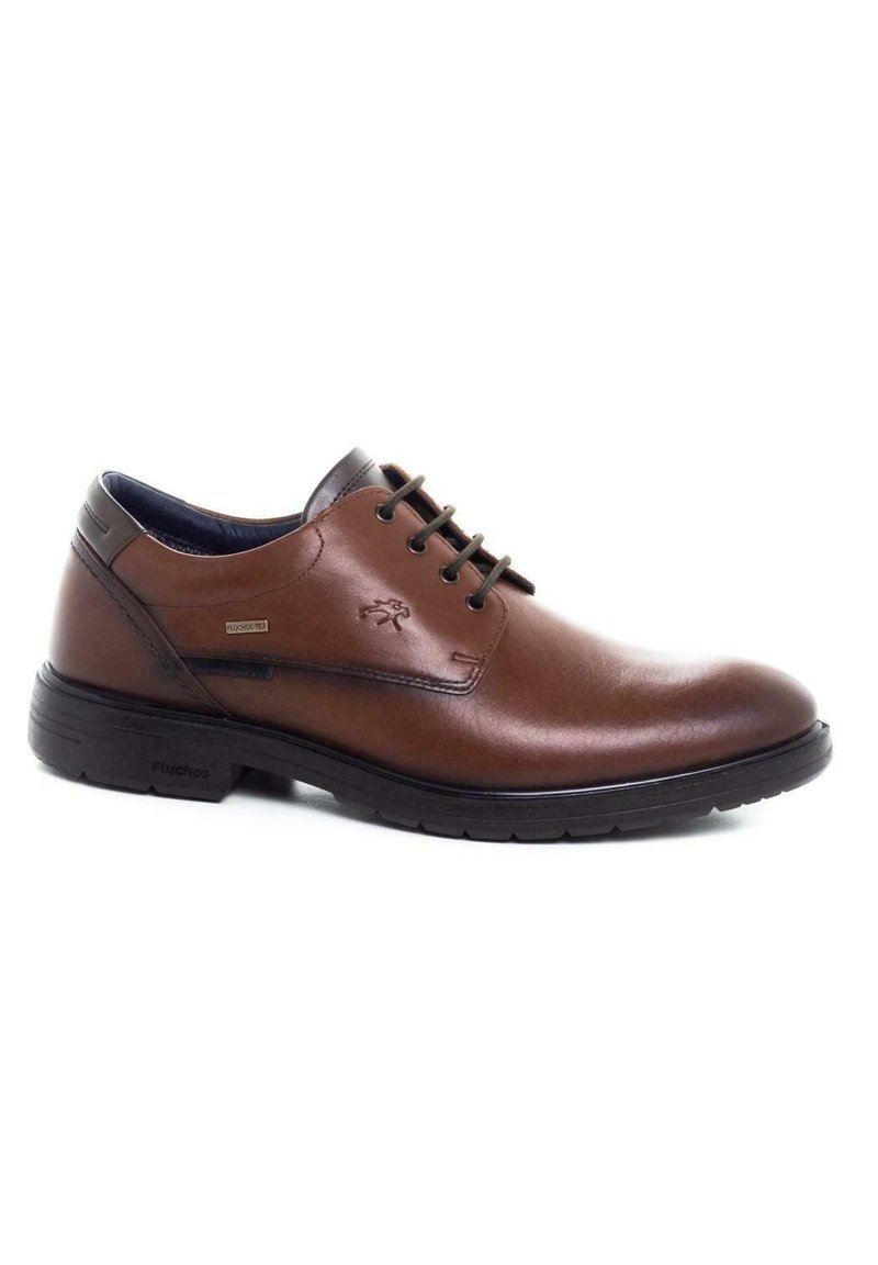 Zapato de cuero marrón con cordones y acabado suave, suela de goma negra, detalles cosidos y acento en el costado. Presenta una etiqueta de impermeabilidad.