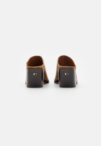 COACH PALOMA MULE - Pantofle na podpatku - coconut