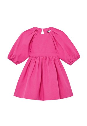 Žiarivo ružové dievčenské šaty s nadýchanými trojštvrťovými rukávmi, nazberaným pásom a malým otvorom na chrbte pri výstrihu.
