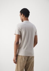 Jack & Jones PREMIUM JPRBLA BASIC TEE TURTLE 2 PACK  - T-shirt basic - moonbeam/dark chocolate brown