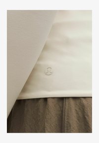 Ausgewählt, light ivory