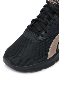 Must have musta mustus jalgpallisaapad, millel on võrgu pealmine osa, roosakulla sünteetilised aktsendid, lame paelad ja kummist tald tekstuuriga viimistlusega.