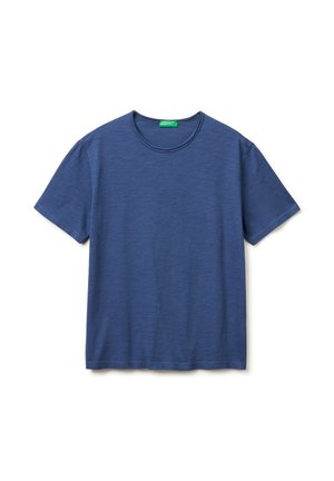 Gładki niebieski T-shirt z krótkim rękawem i okrągłym dekoltem, z zieloną metką wewnątrz z tyłu przy kołnierzu, rozłożony na płasko na białym tle.