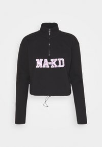 Felpa nera corta con collo alto, chiusura a zip a metà, e grafica "NA-KD" in rosa. Presenta maniche lunghe e orlo con cordino.