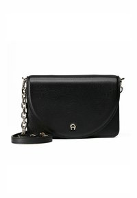 Borsa a tracolla in pelle nera con patta arrotondata a pieghe, tracolla a catena argentata e dettaglio logo dorato. Superficie texturizzata con grana sottile.