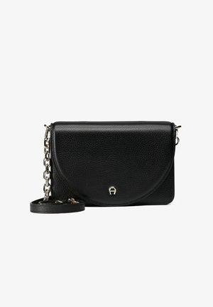 Zwart leren crossbodytas met een afgeronde, overslaande klep, zilverkleurige kettingriem en gouden logodetail. Getextureerd oppervlak met subtiele korrel.